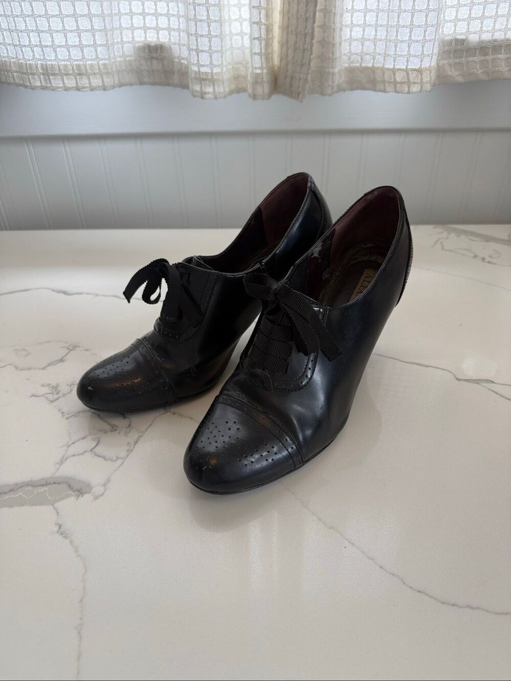 90s Vintage Alfani Black Leather Lace up Brogue Wotchy Oxford Heels Size 9